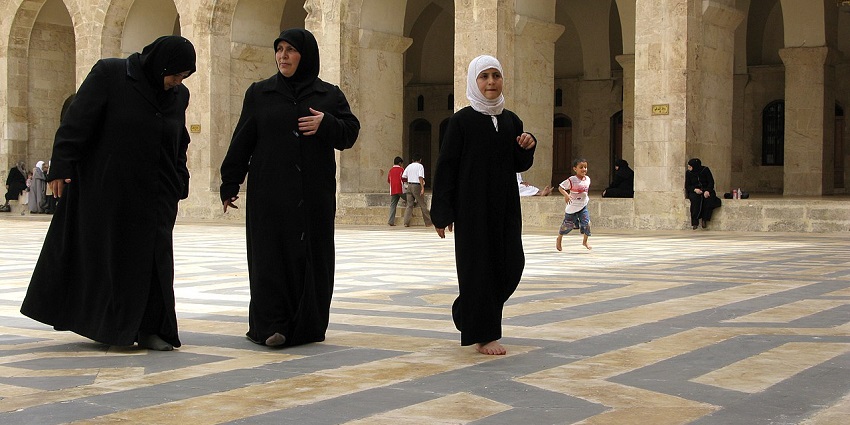 When visiting Nagoor Mosque Tamil Nadu follow customs, dress modestly and adhere to photography guidelines
