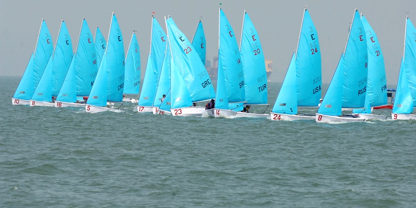 Oyster Sailing on a calm sea is one of the best adventurous things to do in Mumbai.