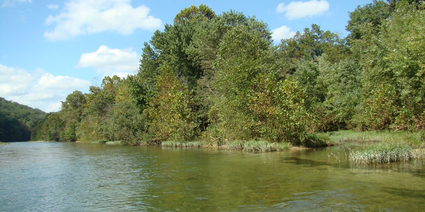 A picture of a scenic river flowing in Ozar, which is one of the best places to visit near Alandi