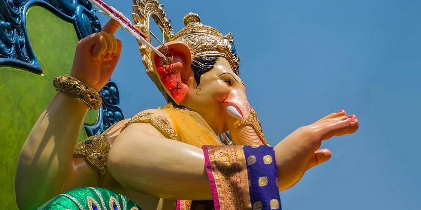 The vighnahar or the Ozar Ganpati temple, with its beautiful design and vibrant colours