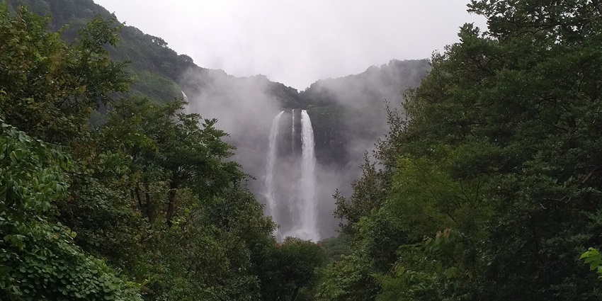 A captivating picture of Ozarde Waterfall flowing gracefully through rocky terrain.