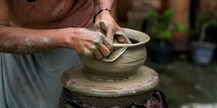 An image of traditional pottery at Pachdhaar Potters Village near Pench National Park, showcasing local craft.