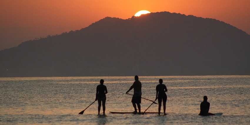 A picture of people enjoying paddleboarding, one of the best water sports to enjoy.