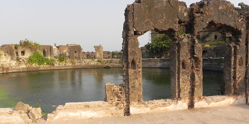 Padmadurg or Kasa Fort is one of the most popular Konkan forts along the sea coast.