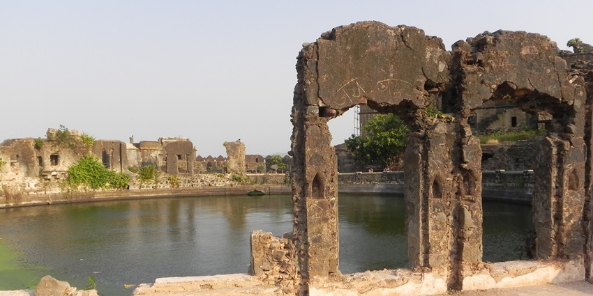 Padmadurg Fort is one of the most historic places to visit near Kashid Beach for visitors.
