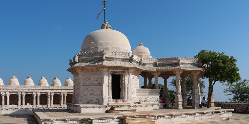 A picture of a traditional Hindu temple in Pune with intricately carved outer walls