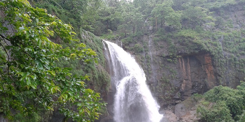 Padsare Waterfall is among the best places to visit in Khopoli for nature lovers.
