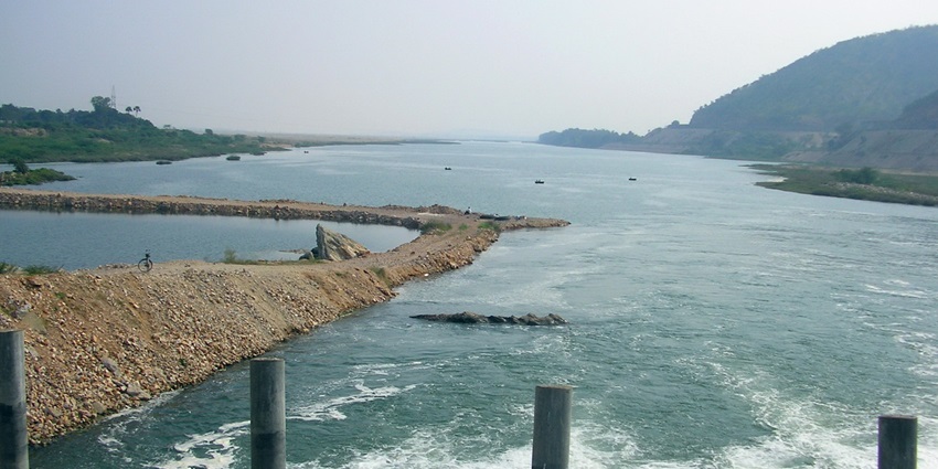 The Palar River, a popular Hoskote tourist place, offers scenic views for picnics and strolls