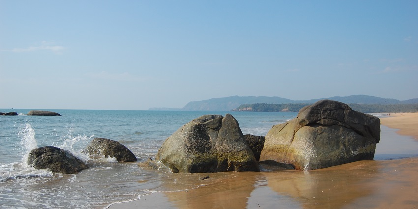 Palolem Beach is one of the most beautiful places to visit near Agonda Beach for anyone.