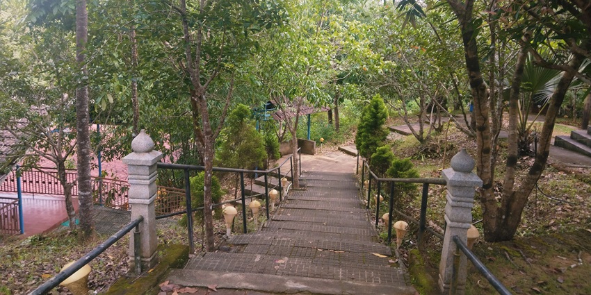 A Walkway to Panchamukhi Anjaneya Temple, a place to visit near Raichur.