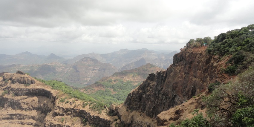 Beautiful panoramic view of Panchgani Hill, showcasing the rolling hills and valleys.