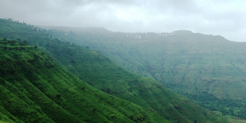 Places to visit in Maharashtra in November feature Panchangi’s valleys, paragliding, boating, and strawberry picking.