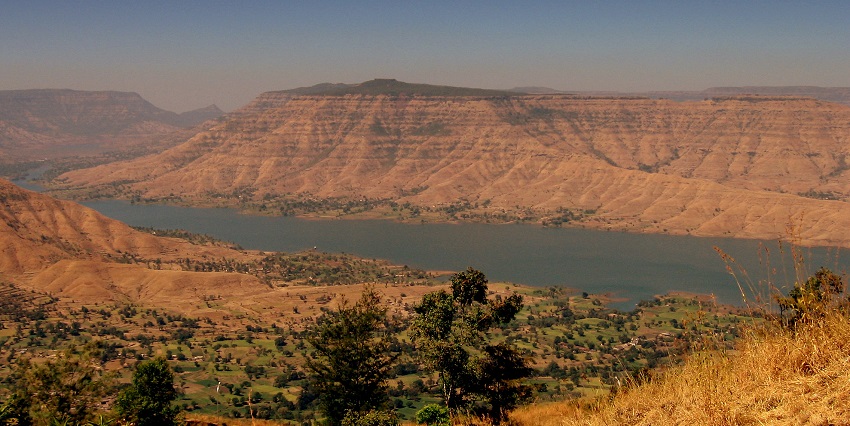 An image of lush green hills surrounding the TableLand plateau in Panchgani, Maharashtra.