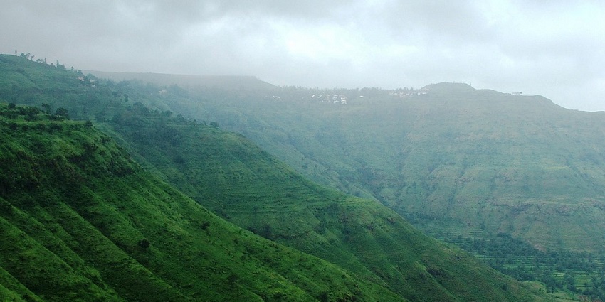 Expansive view of the foggy hills of Panchgani, offering a beautiful scenic view.