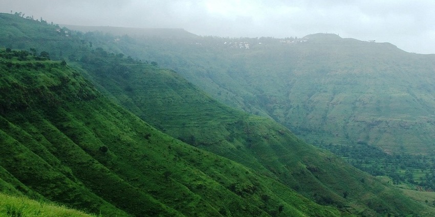 A picture showing the famous Table Land of Panchgani, one of the top attractions near Pune in summer for nature lovers.