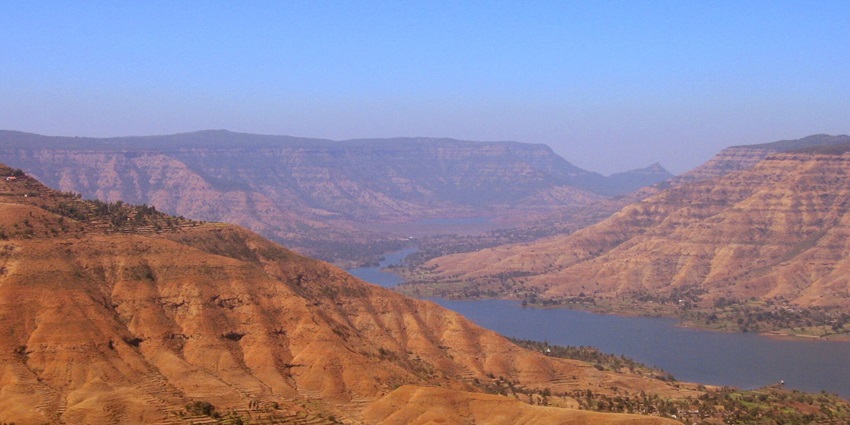 An image of the vast Tableland plateau, surrounded by rolling hills.