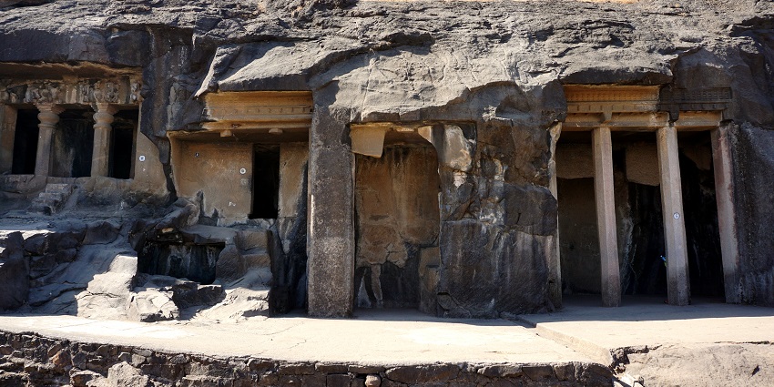 An image view of Pandav Caves, which is among the best places to visit near Pachmarhi.