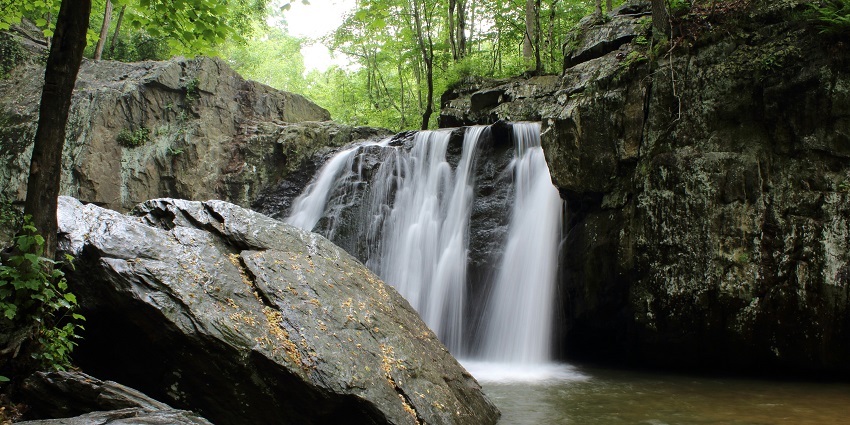 An image of Pandav Leni Waterfalls which is one of the famous tourist attractions.