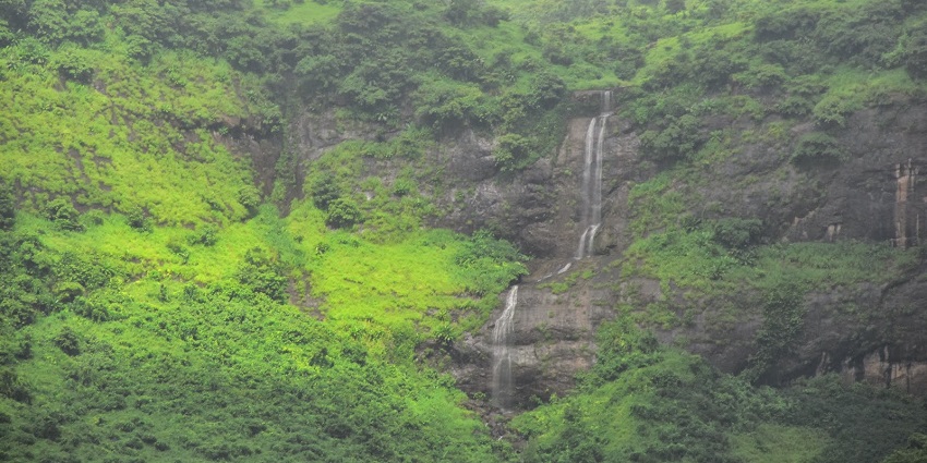A picture of Pandavkada Waterfalls cascading down rocks near Mumbai in summer