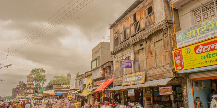 A picture of Pandharpur’s bustling streets that makes it one of the places to visit near Alandi.