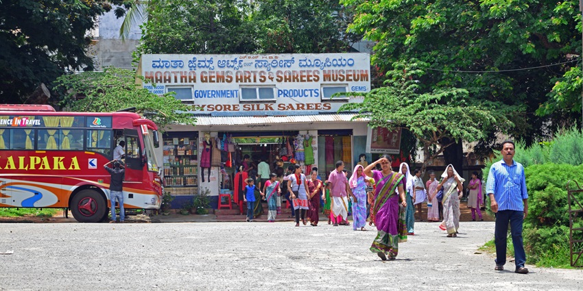 An image of a memento shop, perfect for tourists shopping in Kolhapur