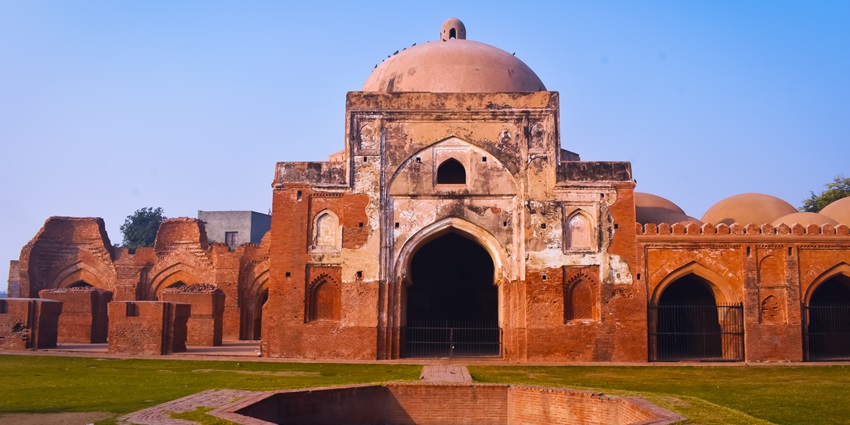 An image of the Kabuli Masjid in Panipat, one of the places to visit near patiala