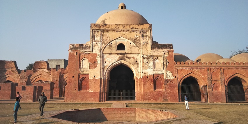A front view of the iconic Babri Masjid in Panipat exuding old-world charm.