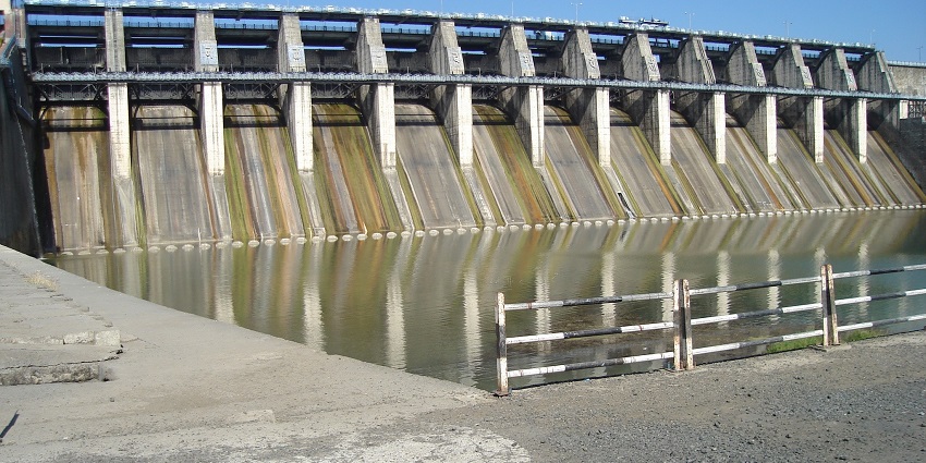 An image of the serene Panshet Dam: scenic spot for water sports and picnics.