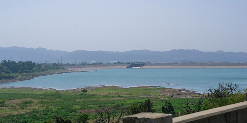 A glimpse of a scenic reservoir, renowned for water sports and surrounded by nature.