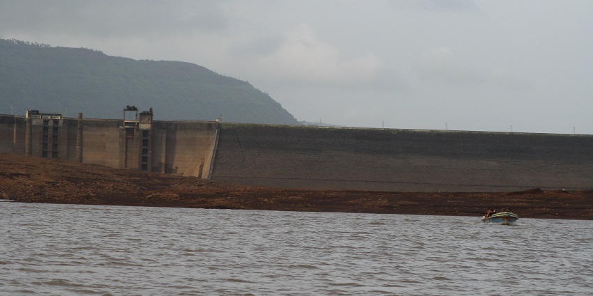 A picture of Panshet Dam, one of the best places to visit near Pune within 100 kilometres.