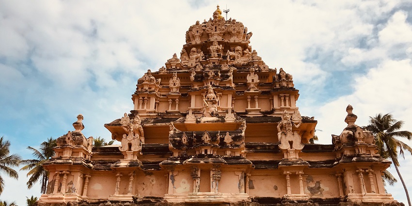Lord Shiva and Mata Parvati on a bull at Papanasanathar Temple