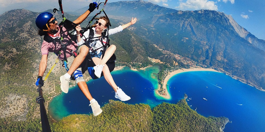 A view of a couple paragliding, one of the best adventure sports in Mumbai to perform.