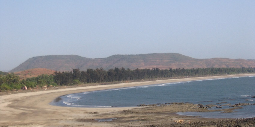 Kondivali Beach is a hidden gem with tranquil surroundings, perfect for paragliding.