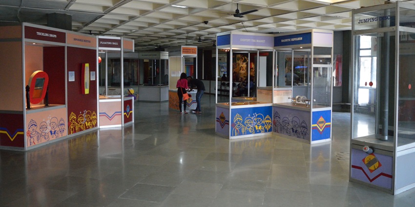 A picture of the gallery of a science centre in Bangalore, with numerous counters