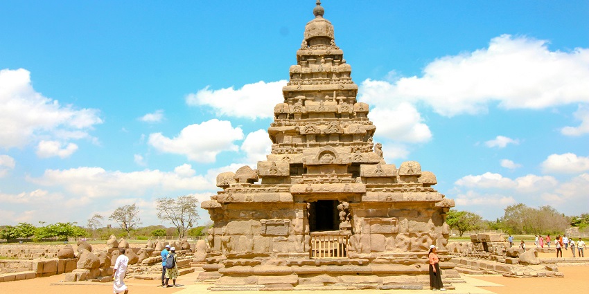 A serene place of worship is the Paramathi Velappar Temple.