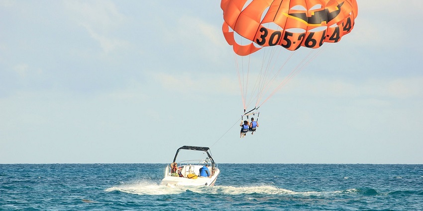 A picture of a parasail soaring high above Karde Beach offering a bird's eye view of Dapoli.