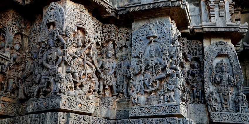 Parleshwar Mandir is one of the famous temples in Juhu which is frequented by pilgrims.