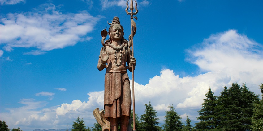 Places to visit in Vile Parle feature Parleshwar Temple with carvings and serenity.