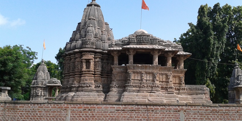 Parli Vaijnath Jyotirlinga Temple is one of the most breathtaking places in Maharashtra.