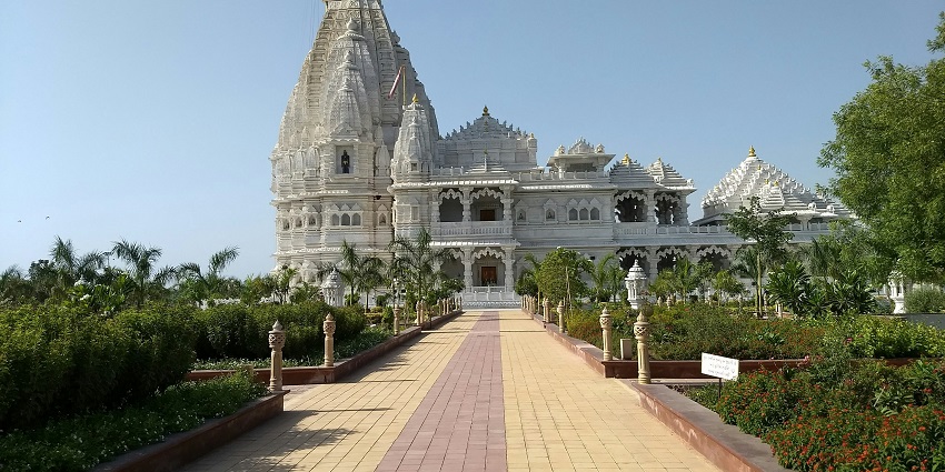 Image of a a large white building with a long walkway leading to it - Jain temples in Maharashtra