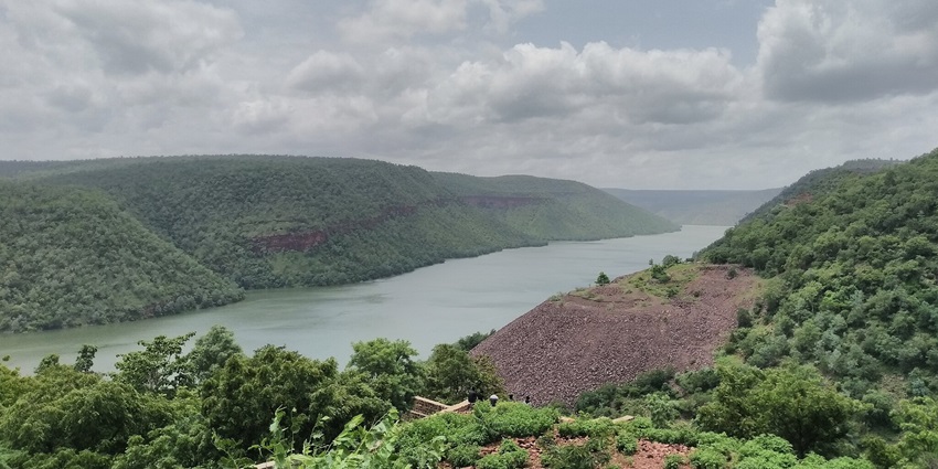 Tourist places in Panchgani feature Parsi Point with scenic views of the valley and Krishna River.