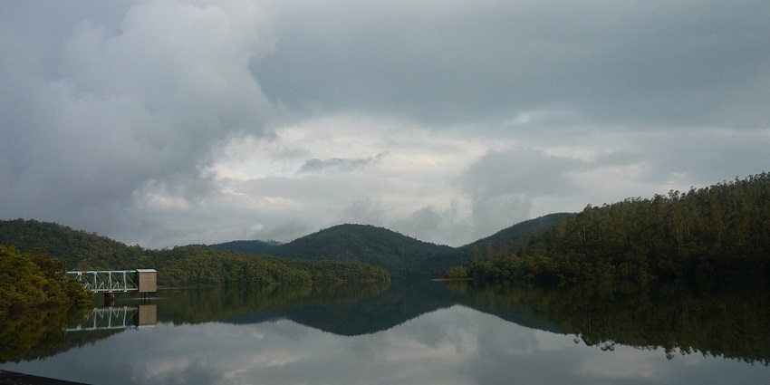 Picturesque valley surrounded by mountains, ideal for relaxation.