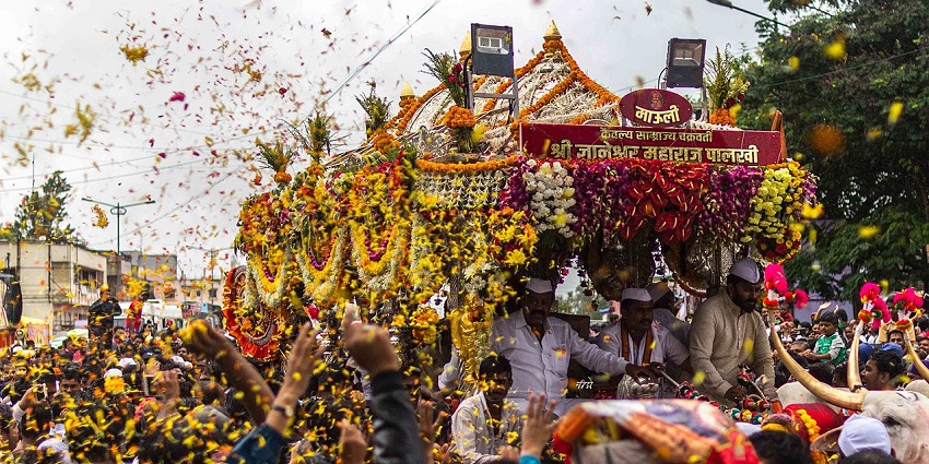 Indulge in the Wari Pilgrimage which is the most significant thing to do in Pandharpur.