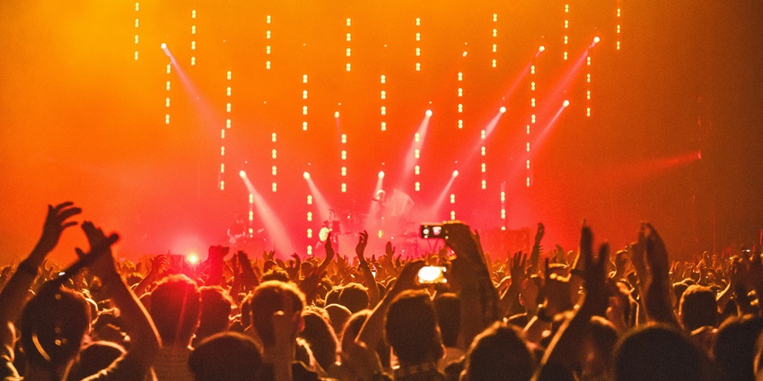 To experience the nightlife in Daman, party at Kings Ladies Dance Bar.