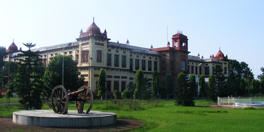 Outside of the Patna Museum with its colonial architectural building surrounded by gardens