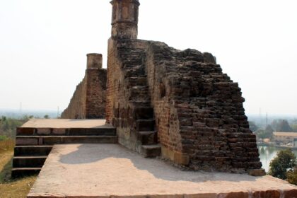 Pauni Fort offers scenic views and rich historical experiences for travellers