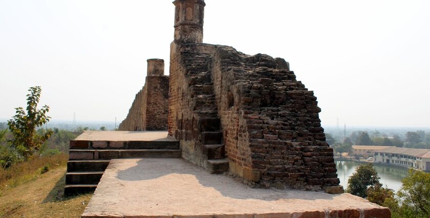 Pauni Fort offers scenic views and rich historical experiences for travellers