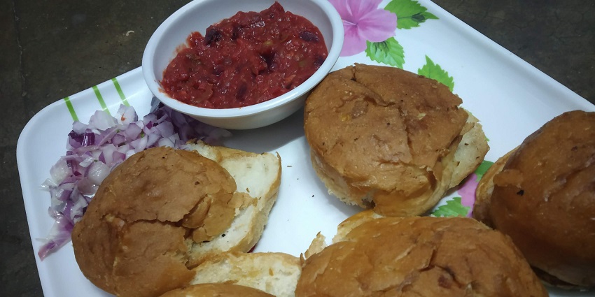 Pav Bhaji, the best food in Dadar, a vibrant street food delight.