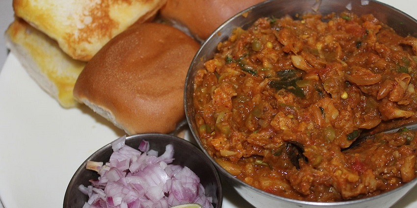 The famous street food in Ooty consists of spicy vegetable mash served with bread