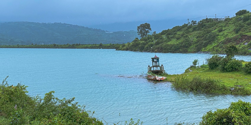 Pawna Lake is one of the places to visit in Pune in April for camping by the lakeside.